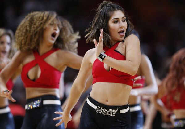 Девушки из группы поддержки баскетбольного клуба Майами Хит выступают во время игры против Чикаго Буллз