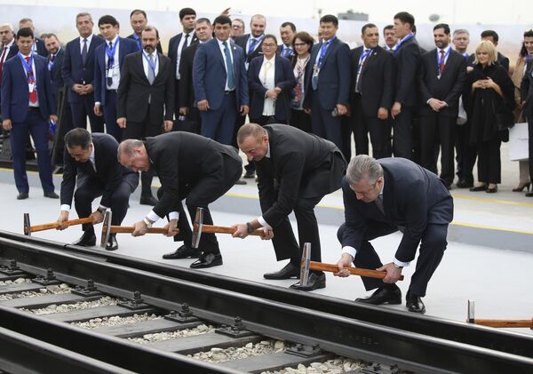 Реджеп Тайип Эрдоган, Ильхам Алиев и Георгий Квирикашвили на церемонии открытия железной дороги Баку-Тбилиси-Карс в Баку