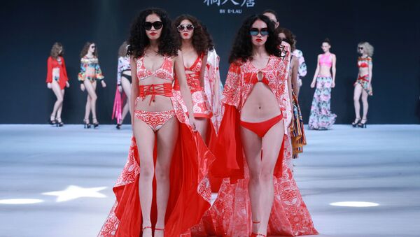 Модели демонстрируют коллекцию Tongrentang дизайнера E.Lau во время недели моды в Китае