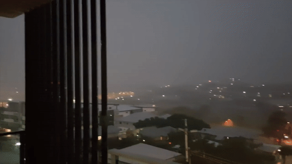 Австралиец снял на видео чуть не попавшую в него молнию