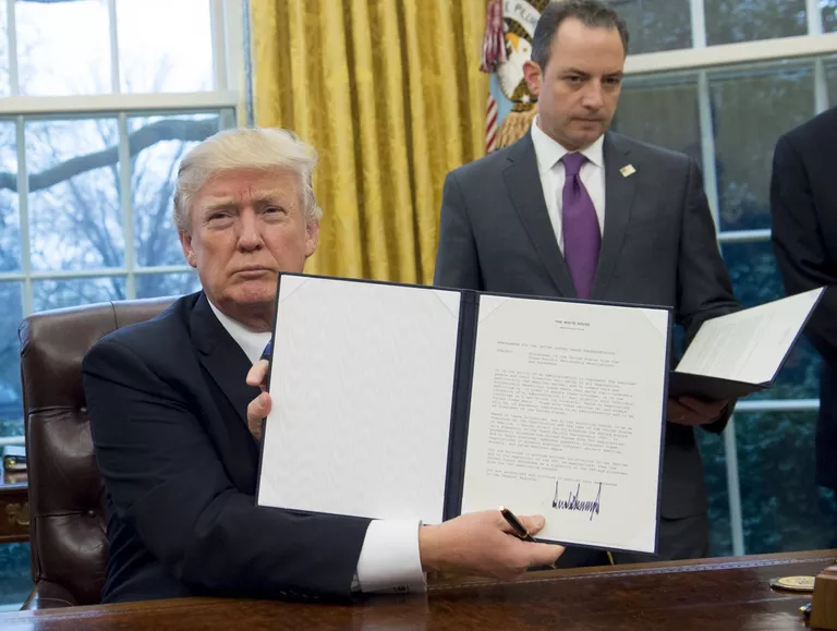 Президент США Дональд Трамп подписал распоряжение о выводе США из Транстихоокеанского партнёрства в Овальном кабинете Белого дома. 23 января 2017 Президент США Дональд Трамп подписал распоряжение о выводе США из Транстихоокеанского партнёрства в Овальном кабинете Белого дома. 23 января 2017