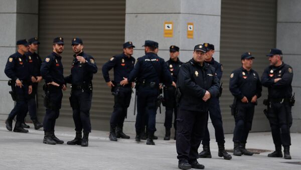 Испанские сотрудники национальной полиции возле Высокого суда Испании. 2 ноября 2017