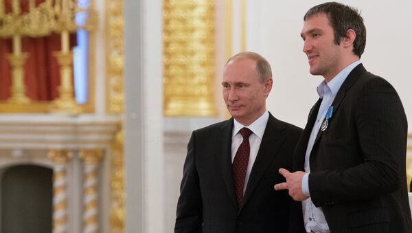 Президент России Владимир Путин (слева) и нападающий сборной по хоккею Александр Овечкин на церемонии награждения национальной сборной