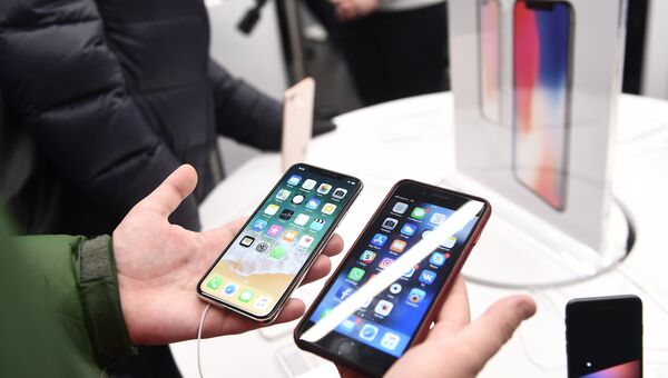 Новые смартфоны iPhone X во время старта продаж в магазине re:Store на Тверской улице в Москве. 3 ноября 2017