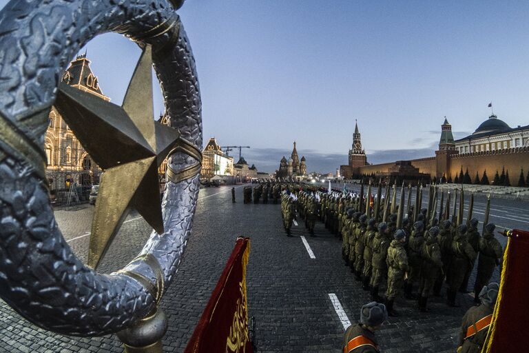 Военнослужащие во время репетиции марша, посвященного 76-й годовщине военного парада на Красной площади 7 ноября 1941 года