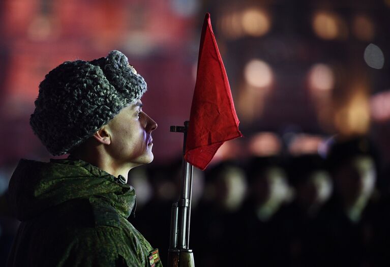 Военнослужащий во время репетиции марша, посвященного 76-й годовщине военного парада на Красной площади 7 ноября 1941 года