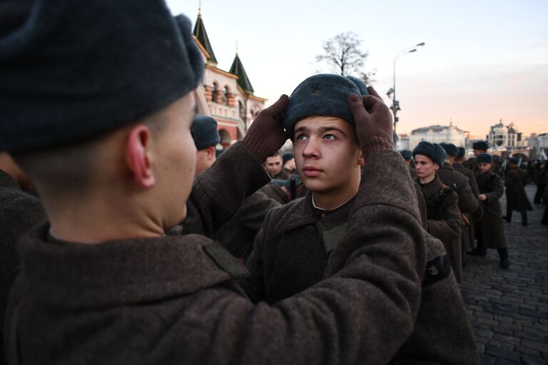 Военнослужащие во время репетиции марша, посвященного 76-й годовщине военного парада на Красной площади 7 ноября 1941 года