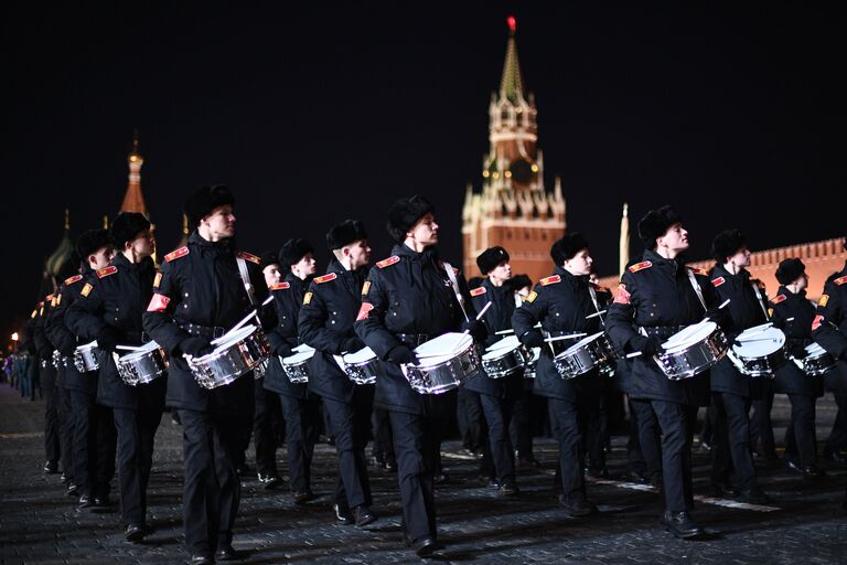 Военнослужащие во время репетиции марша, посвященного 76-й годовщине военного парада на Красной площади 7 ноября 1941 года