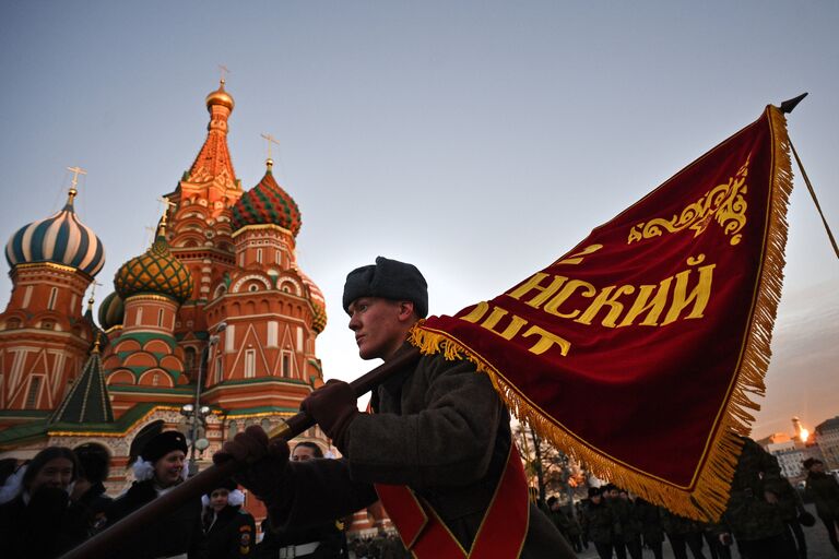 Военнослужащий во время репетиции марша, посвященного 76-й годовщине военного парада на Красной площади 7 ноября 1941 года