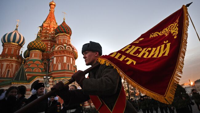 Военнослужащий во время репетиции марша, посвященного 76-й годовщине военного парада на Красной площади 7 ноября 1941 года