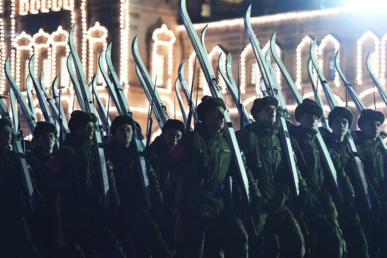 Военнослужащие во время репетиции марша, посвященного 76-й годовщине военного парада на Красной площади 7 ноября 1941 года