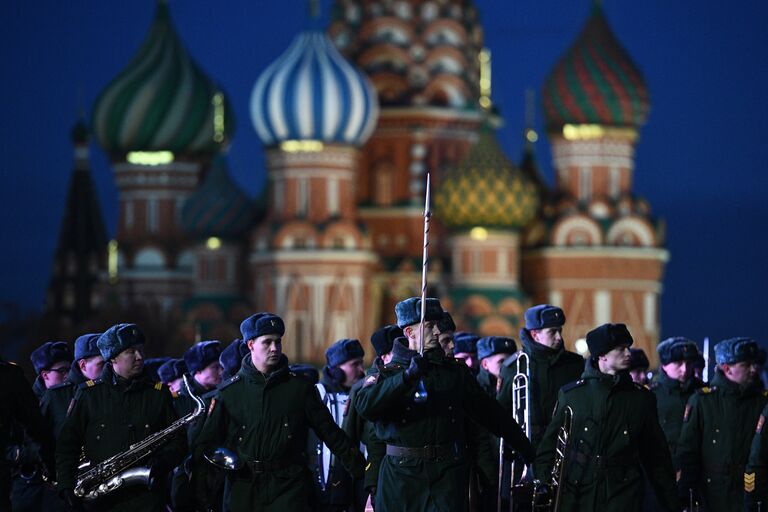 Военнослужащие во время репетиции марша, посвященного 76-й годовщине военного парада на Красной площади 7 ноября 1941 года