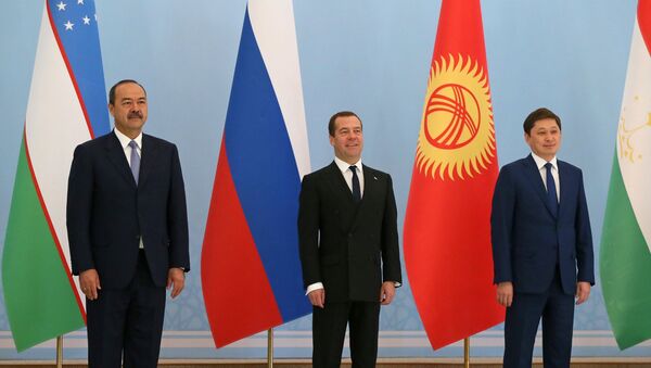 Премьер-министр Узбекистана Абдулла Арипов, премьер-министр РФ Дмитрий Медведев и премьер-министр Киргизии Сапар Исаков в Ташкенте. 3 ноября 2017