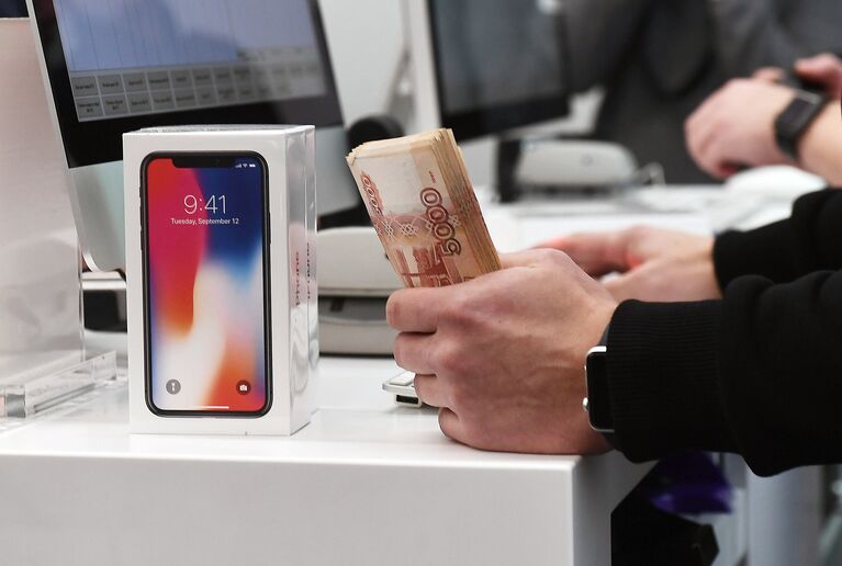 Старт продаж iPhone X в магазине re:Store на Тверской улице в Москве. 3 ноября 2017