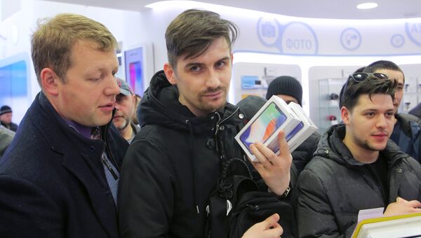 Старт продаж iPhone X в магазине Связной в Москве. 3 ноября 2017