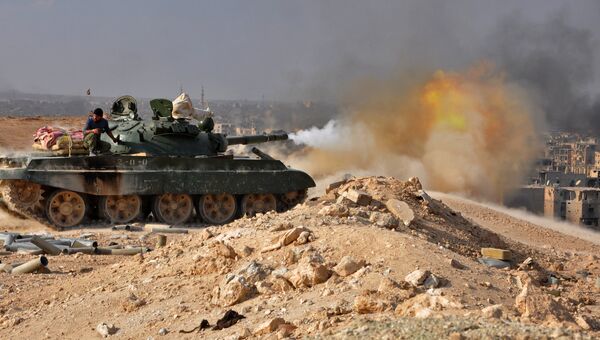 Танк сирийской армии во время операции против террористов в Дейр-эз-Зоре. Архивное фото