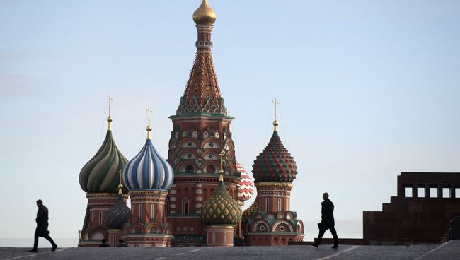 Прохожие на Красной площади в Москве. Архивное фото