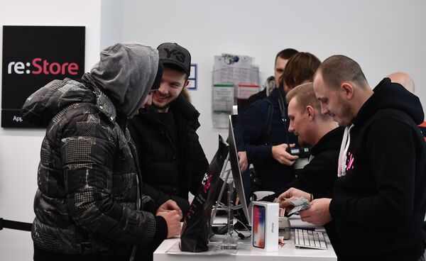 Покупатели во время старта продаж нового смартфона iPhone X в магазине re:Store на Тверской улице в Москве