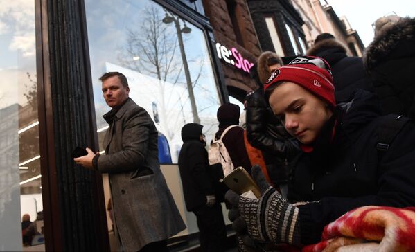 Покупатели в очереди перед началом старта продаж нового смартфона iPhone X в магазине re:Store на Тверской улице в Москве