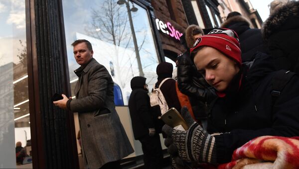 Покупатели в очереди перед началом старта продаж нового смартфона iPhone X в магазине re:Store на Тверской улице в Москве