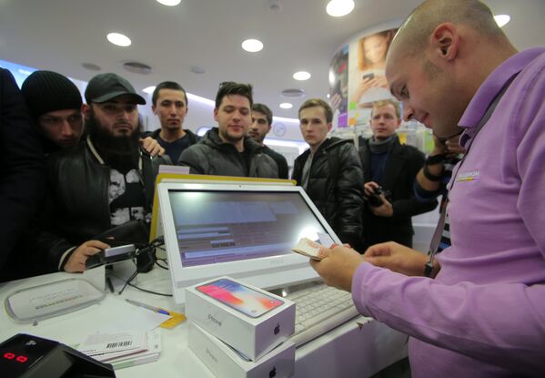 Продавец за прилавком во время старта продаж нового смартфона iPhone X в магазине Связной на Тверской улице в Москве