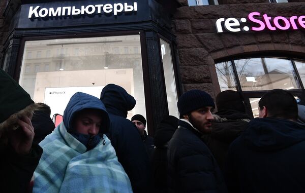 Покупатели в очереди у магазина re:Store на Тверской улице в Москве