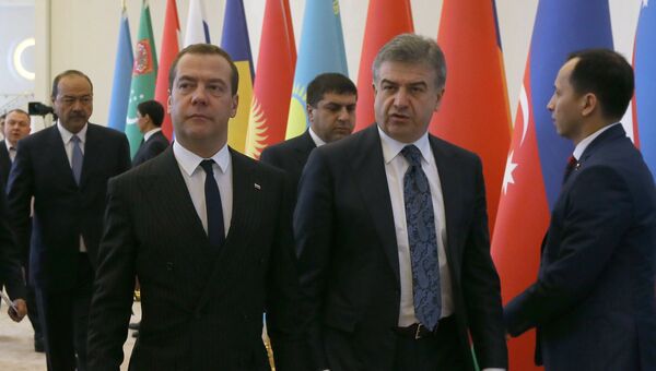 Председатель правительства РФ Дмитрий Медведев и премьер-министр Армении Карен Карапетян перед заседанием Совета глав правительств СНГ. 3 ноября 2017