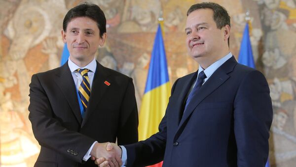 Посол Украины в Сербии Александр Александрович и министр иностранных дел Сербии Ивица Дачич. Архивное фото