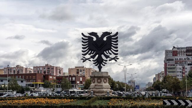 Герб Албании на одной из площадей в Тиране. Архив