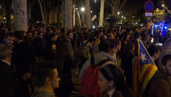 Тысячи барселонцев вышли на митинг против ареста каталонских политиков