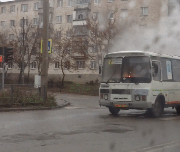 По улицам Орла проехал горящий автобус