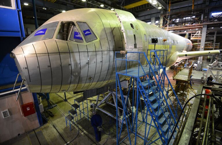 Опытный образец пассажирского самолёта МС-21 в испытательном цехе Центрального аэрогидродинамического института (ЦАГИ) в Московской области Опытный образец пассажирского самолёта МС-21 в испытательном цехе Центрального аэрогидродинамического института (ЦАГИ) в Московской области