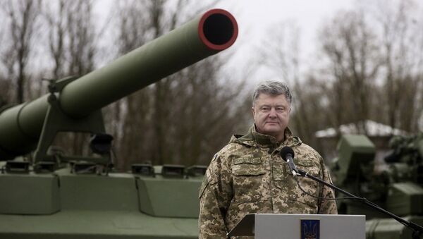 Президент Украины Петр Порошенко во время визита в воинскую часть в Киевской области. Архивное фото