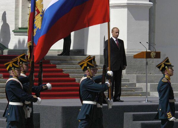 Смотр Президентского полка на Соборной площади Кремля во время церемонии официального вступления в должность президента России Владимира Путина