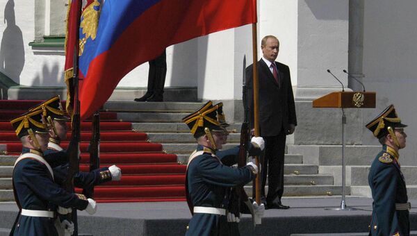 Смотр Президентского полка на Соборной площади Кремля во время церемонии официального вступления в должность президента России Владимира Путина