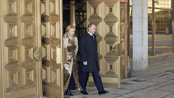 Президент РФ Владимир Путин и его супруга Людмила Путина после голосования на выборах президента Российской Федерации выходят из избирательного участка №2039
