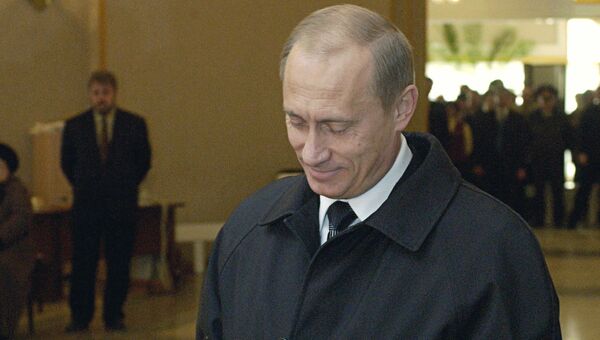 Президент РФ Владимир Путин во время голосования на избирательном участке в день выборов президента Российской Федерации