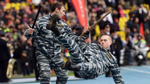 Сотрудники органов внутренних дел РФ во время показательных выступлений в честь спортивного праздника московской полиции в Большой спортивной арене Лужники