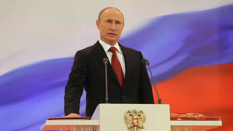 Избранный президент РФ Владимир Путин произносит текст присяги во время церемонии инаугурации. 7 мая 2012