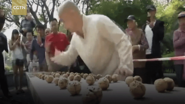 мастер кунг-фу расколол 300 орехов голыми руками