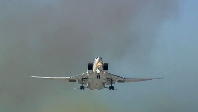 Бомбардировщик Ту-22М3 ВКС РФ во время взлета перед выполнением операции по нанесению авиаударов по объектам террористов в Сирии. Архивное фото