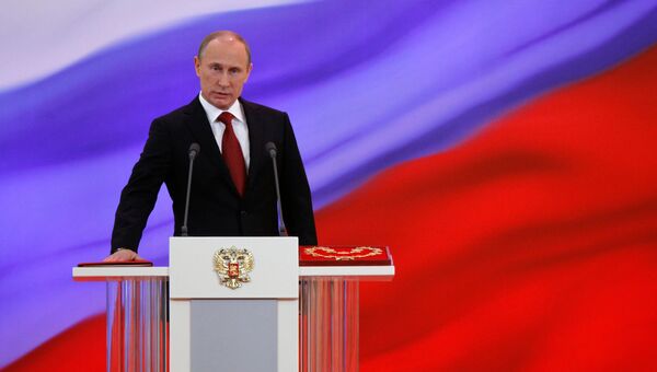 Избранный президент РФ Владимир Путин произносит текст присяги во время церемонии инаугурации. Архивное фото
