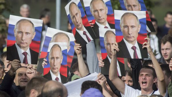 Жители Белграда с портретами президента России Владимира Путина