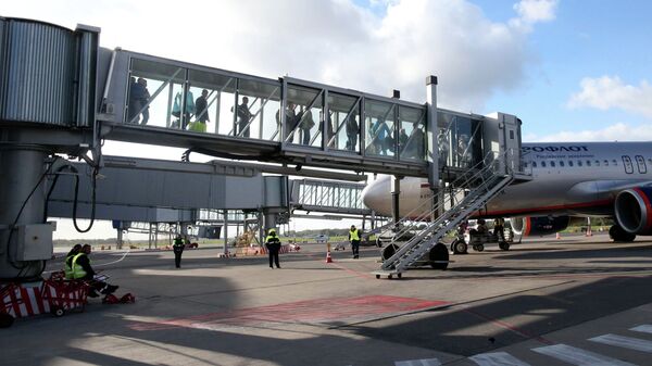 Пассажиры выходят из самолета в терминал аэропорта Храброво в Калининграде