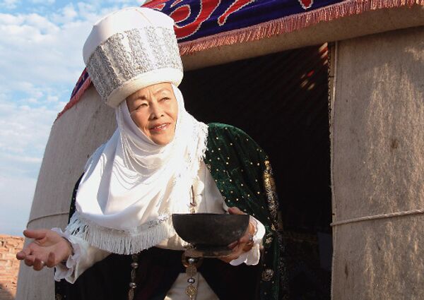 Киргизия. Жительница Киргизии в национальной одежде.