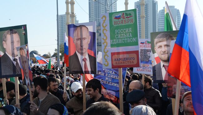 Участники митинга в центре Грозного, посвященного Дню народного единства. 4 ноября 2017