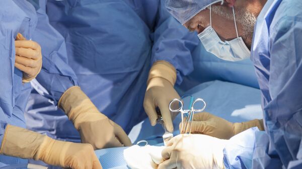 Группа врачей проводит операцию. Архивное фото