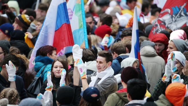 Посетители перед началом митинг-концерта Россия объединяет! на большой спортивной арене Лужники в Москве. 4 ноября 2017