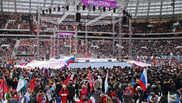 Посетители перед началом митинг-концерта Россия объединяет! на большой спортивной арене Лужники в Москве. 4 ноября 2017