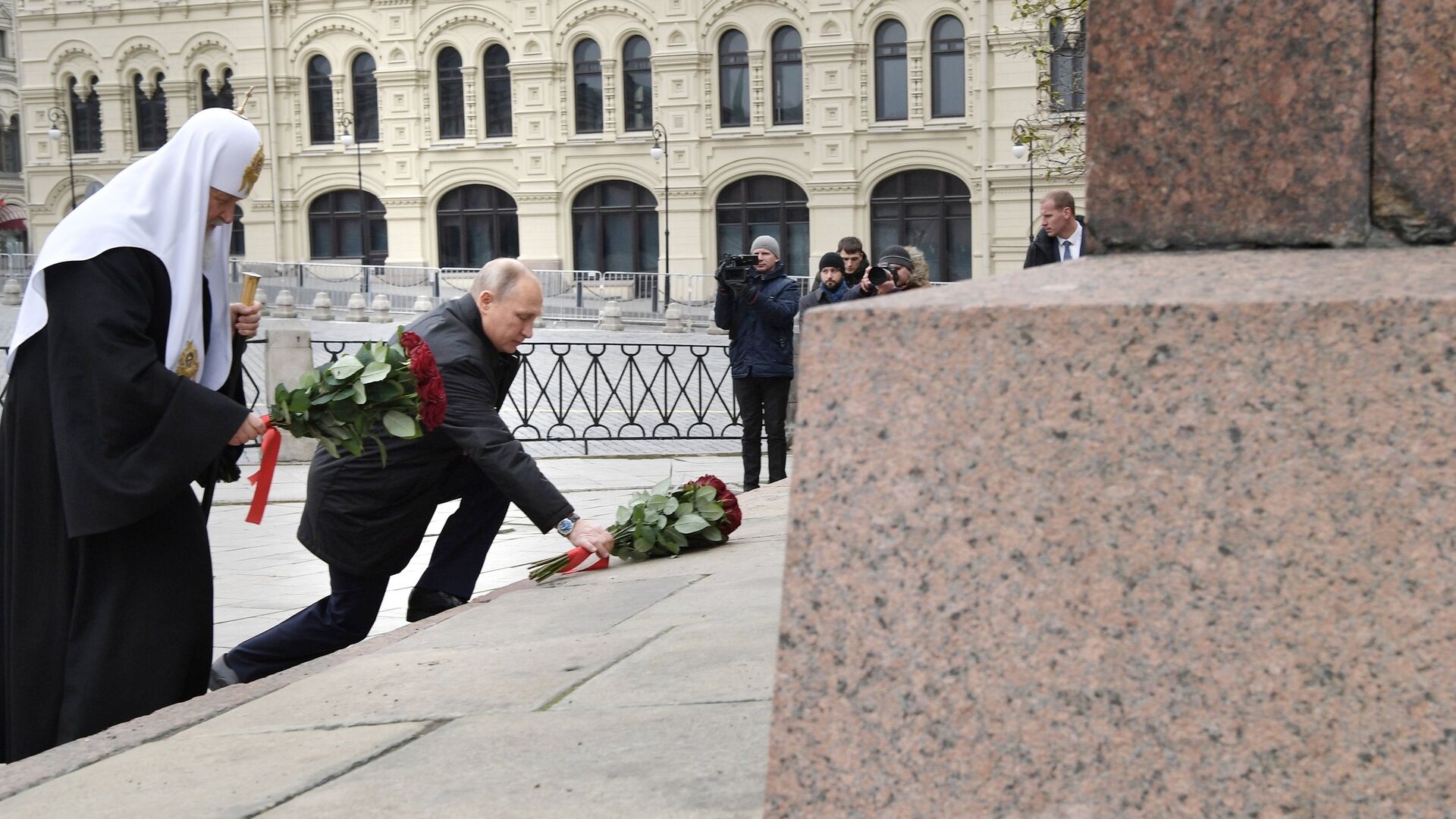 Президент РФ Владимир Путин на церемонии возложения цветов к памятнику Кузьме Минину и Дмитрию Пожарскому на Красной площади. 4 ноября 2017 - РИА Новости, 1920, 04.11.2020